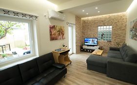 Two Bedroom Apartment With Hidden Garden
